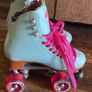 Women’s moxi skates “Beach Bunny”